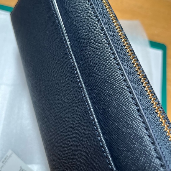 DKNY Bryant Park Large Accordion Wallet - Picture 7 of 7